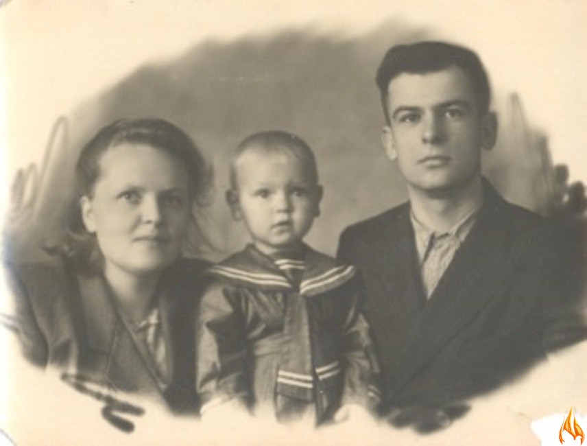 Иван Филиппович Колбаса и Мария Михайловна Локтева с приемным сыном Володей. Архангельск, 1948 год