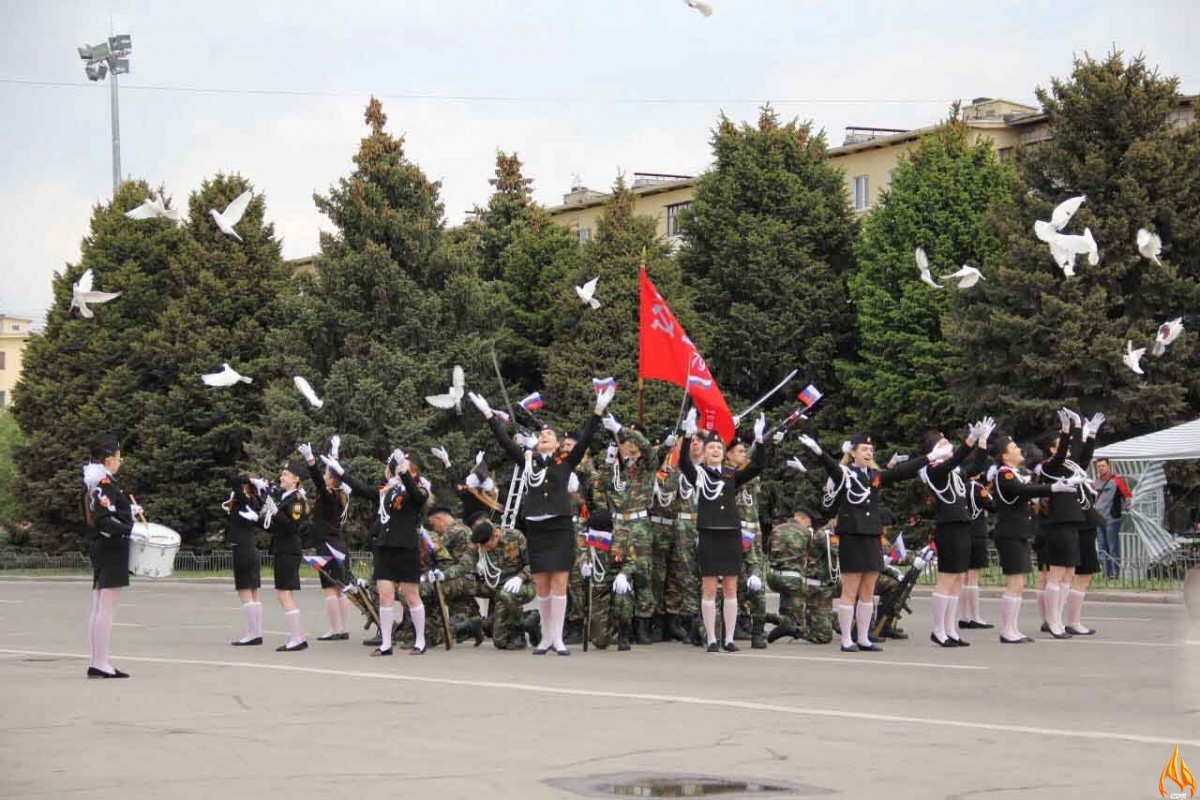 В ознаменование 72-ой годовщины Великой Отечественной войне кадеты города Волжского Волгоградской области в очередной раз представили свою школу на Параде Победы и провели акцию 