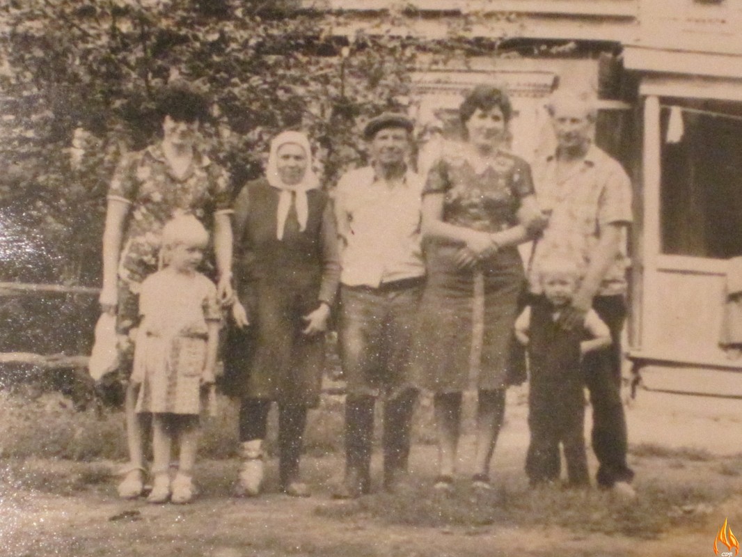 Котыхов Ф.Я. (в центре) в кругу семьи. 1984 год