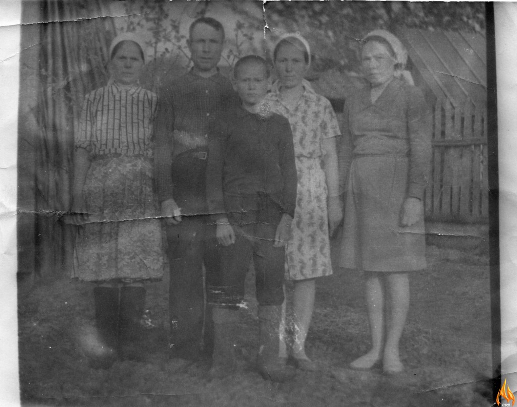 Слева направо: бабушка Мария Гурьевна, дедушка Никифор Павлович, дядя Валера, моя мама – Клара, тетя Эмма