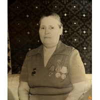  Была в составе 2-го Белорусского Фронта. Награждена 10-ю медалями и орденом Отечественной войны II степени 1985 года